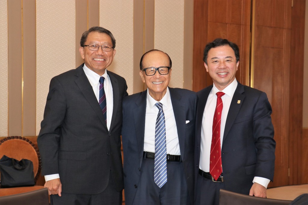李嘉誠(中)與港大校長張翔(右)及中大校長段崇智合照。