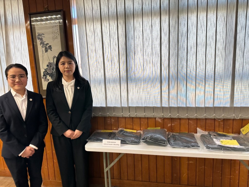 油尖警區刑事調查隊第六隊督察歐陽樂澄(左)及情報組督察蘇倩怡(右)交代案情 油尖警區刑事調查隊第六隊督察歐陽樂澄(左)及情報組督察蘇倩怡(右)交代案情