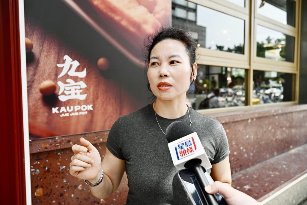 粵菜餐廳店長梁小姐表示,不僅香港遊客可前來深圳,深圳顧客亦能前往香港消費,形成雙向互動。 劉駿軒攝 粵菜餐廳店長梁小姐表示,不僅香港遊客可前來深圳,深圳顧客亦能前往香港消費,形成雙向互動。 劉駿軒攝