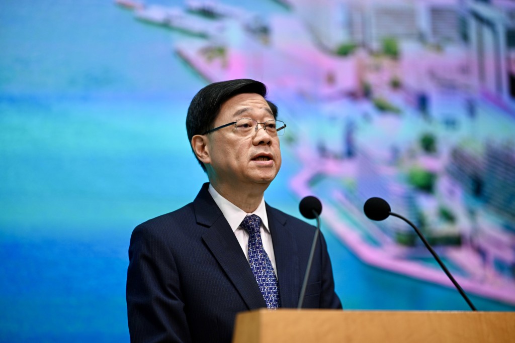 李家超又指需檢討和寢視現行監管是否足夠,特別針對「預繳式醫療消費」。 李家超又指需檢討和寢視現行監管是否足夠,特別針對「預繳式醫療消費」。