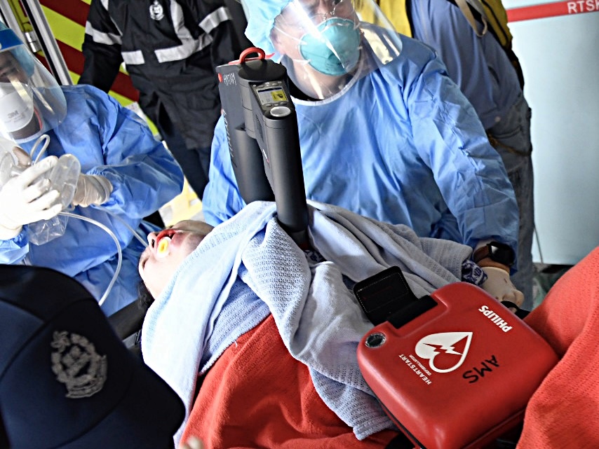 男跑手昏迷送院。楊偉亨攝 男跑手昏迷送院。楊偉亨攝