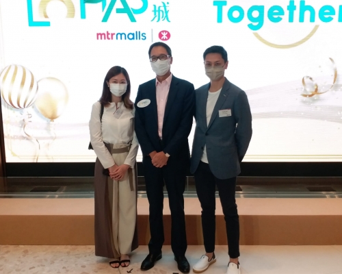 港鐵鄧智輝(圖中)指出，港鐵年內推三項目共涉4000伙。