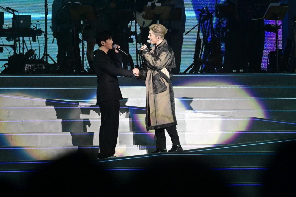 Edan與原唱者林奕匡合唱《難得一遇》。