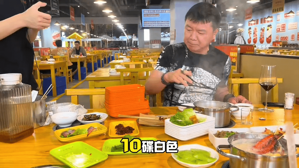 經網民計算其桌上的餐碟，兩人大概花600人民幣，其份量對比香港的火鍋店，亦算相當便宜。