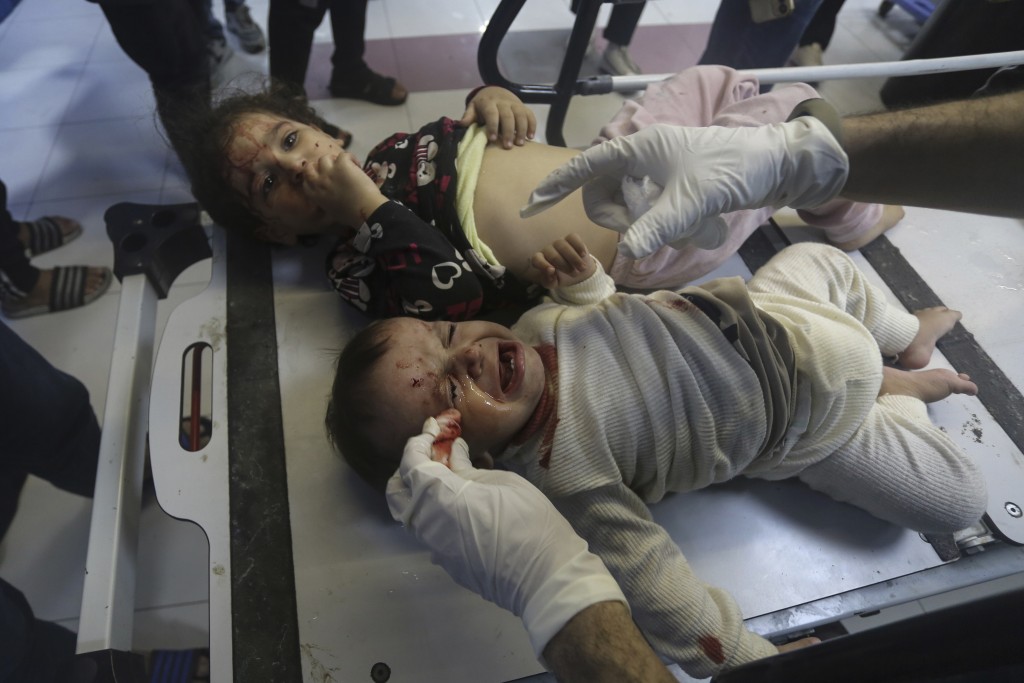 希法医院内不少儿童伤者待救。美联社