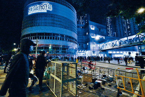 早前市民不滿將粉嶺暉明邨闢作「隔離營」，在該邨堵路。