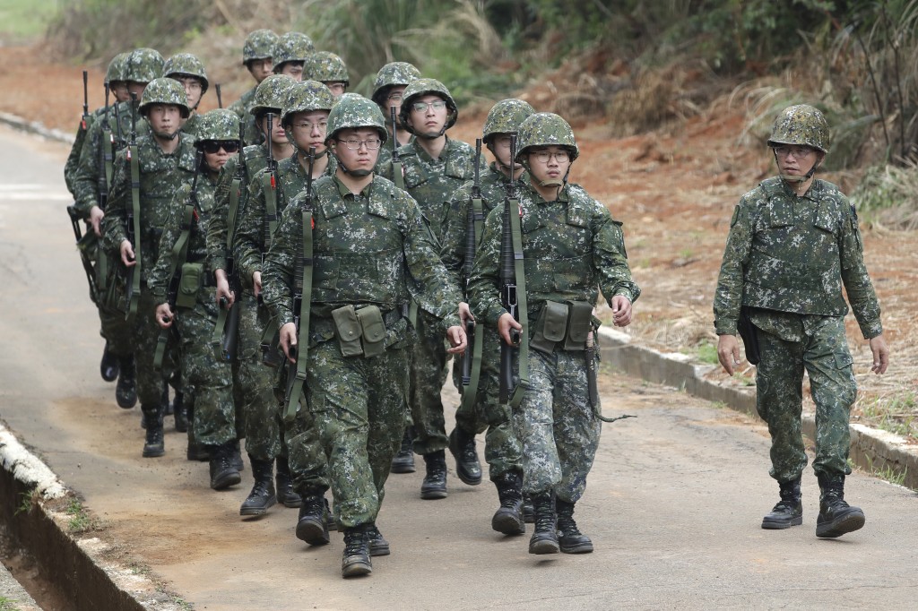 台湾后备军人高矮肥瘦都有。　路透社