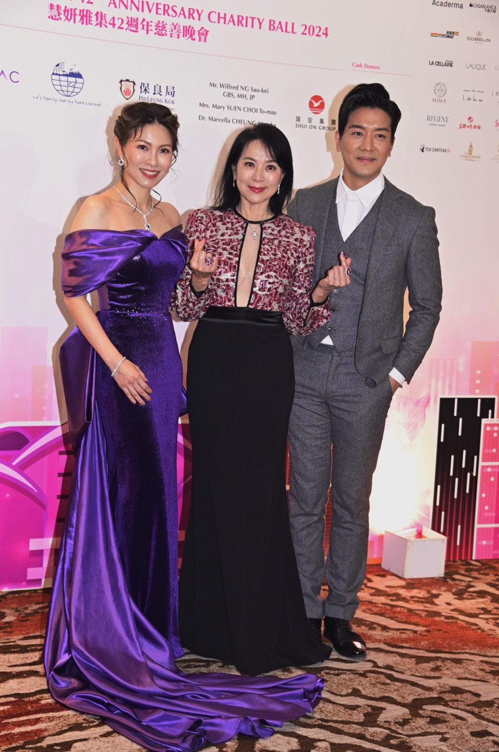 慧妍主席李潔瑩和丈夫黎諾懿與鄭文雅合照。