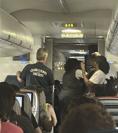 空服員在機艙內來回奔波，為昏倒旅客戴上氧氣罩。twitter