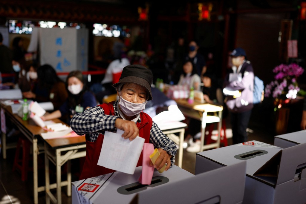 一名婦女在寺廟內設立的投票站投票。 路透社