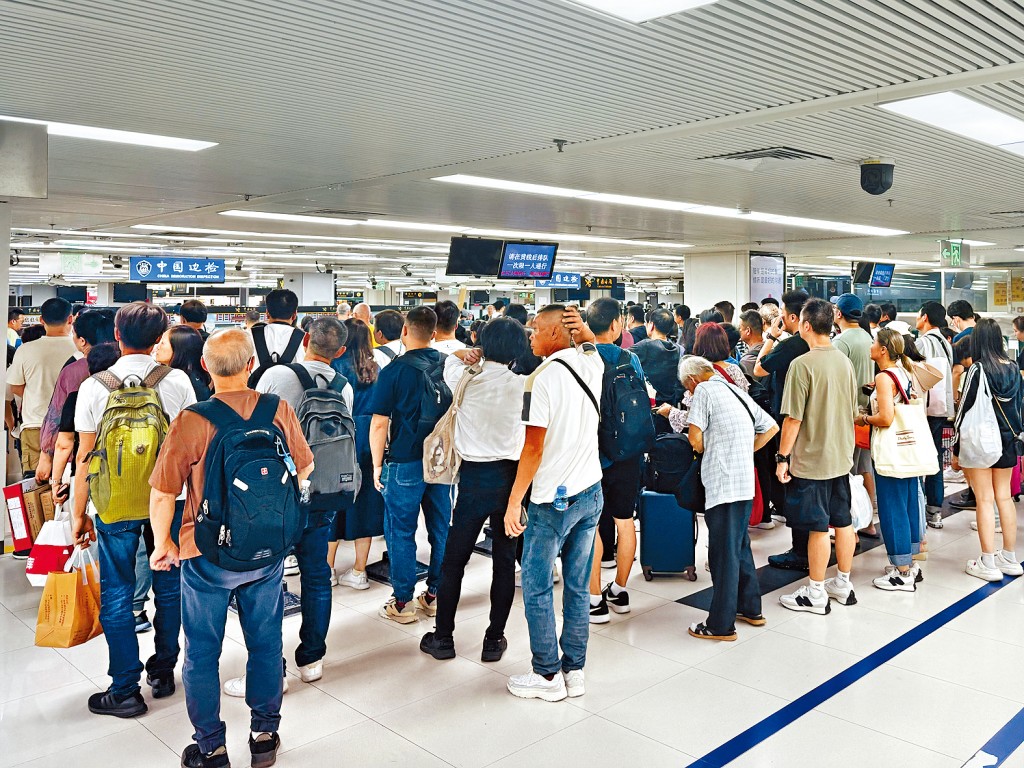 因回港者眾，旅客在口岸過關時，一度排起長龍。