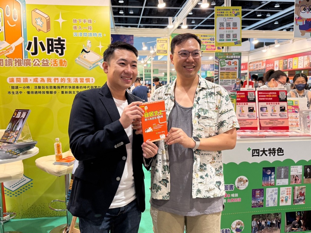 (左)西DorSi和粉絲合照。曹露尹攝 (左)西DorSi和粉絲合照。曹露尹攝