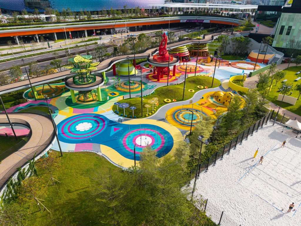 園區設有戶外運動及兒童遊樂空間有機嵌套，成為推動社區健康與互動的日常引擎。