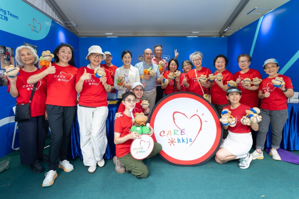 全國政協委員及香港特別行政區行政會議成員陳清霞（後排，左二）、馬會公司事務執行總監譚志源（後排，左三）及香港哥爾夫球會會長呂慶耀（後排，左四）與馬會義工隊 CARE@hkjc 成員合照。