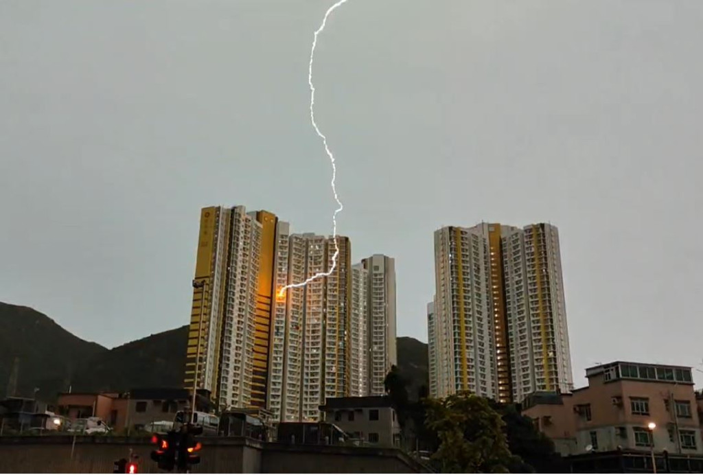 屯门和田邨和喜楼一中层单位今早被雷电击中。