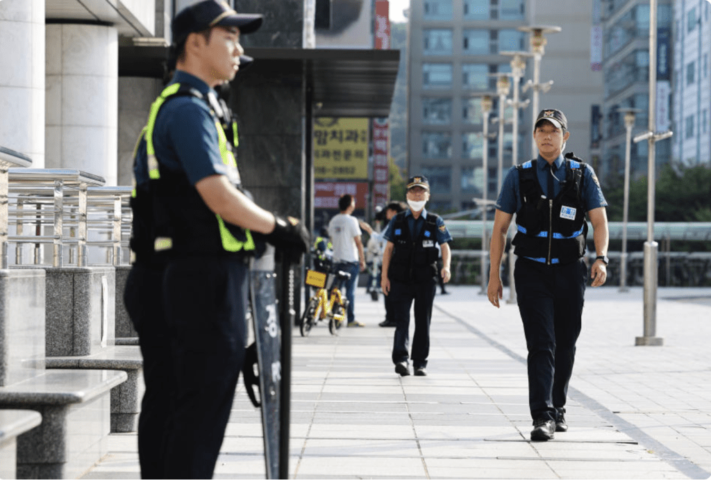 南韓街頭明顯加強了警力。美聯社