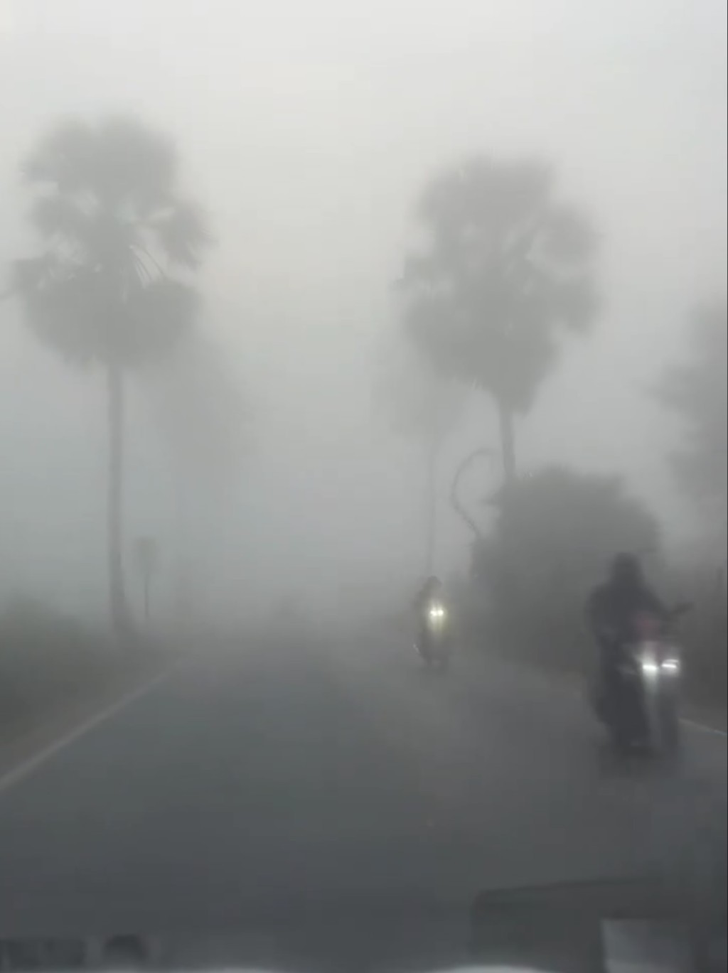 網民分享駕駛所見景象，空氣污染嚴重如大霧。 X