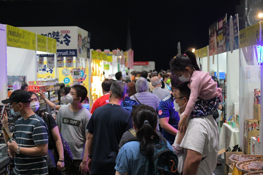 适逢中秋节兼星期六，多人专程到场购买海味、杂货等。
