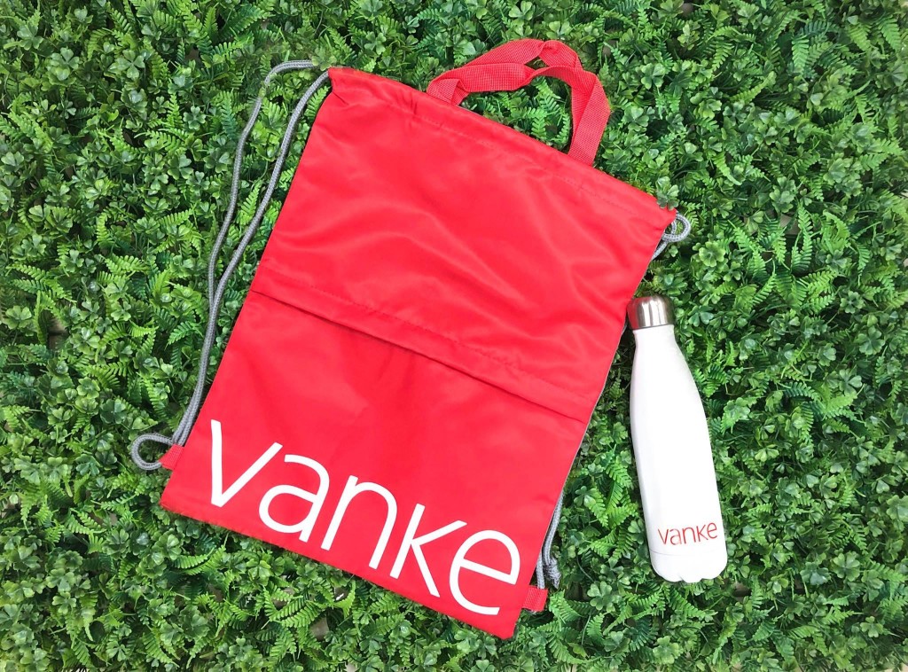 Vanke Club运动背包及保温水樽。