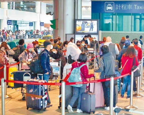 旅客等候乘坐政府安排專門防疫的士。網上圖片