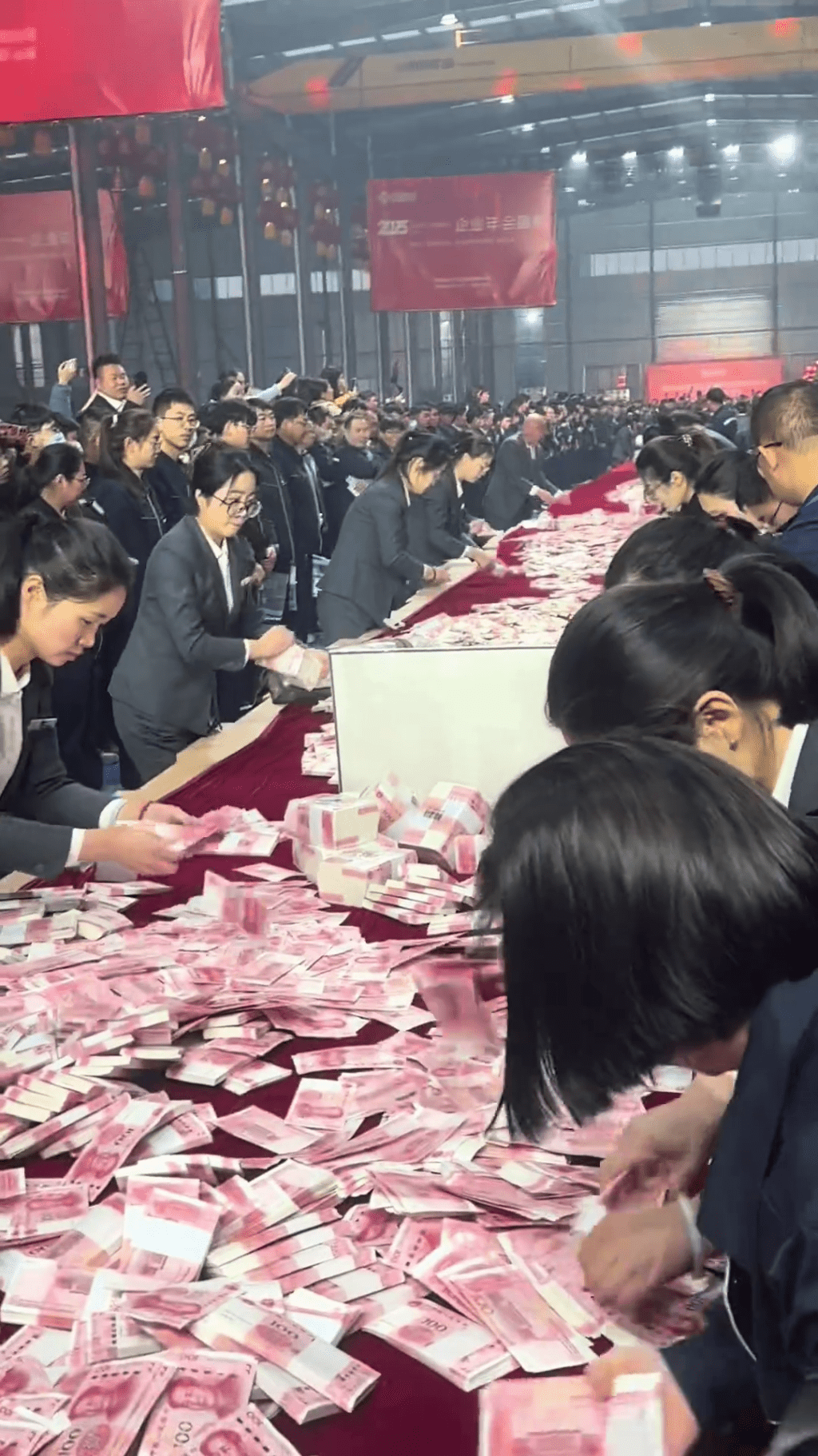 6000万现金铺在桌面,场面壮观。 6000万现金铺在桌面,场面壮观。