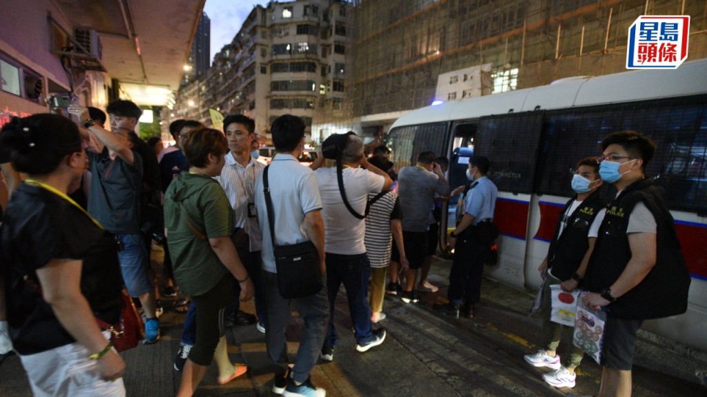 警破新蒲崗工廈百家樂賭檔 拘61人。尹敬堂攝