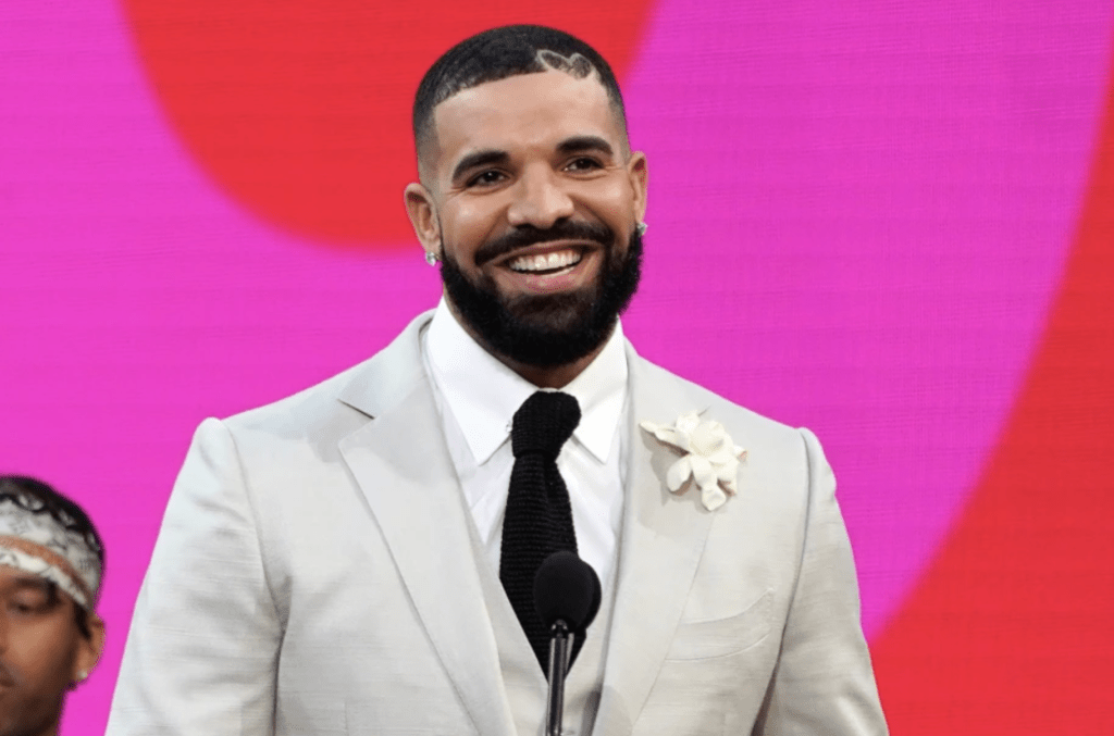 Drake於賽前豪擲價值150萬美元的加密貨幣「泰達幣」,押注阿根廷能在90分鐘法定時間內擊敗西班牙。美聯社 Drake於賽前豪擲價值150萬美元的加密貨幣「泰達幣」,押注阿根廷能在90分鐘法定時間內擊敗西班牙。美聯社
