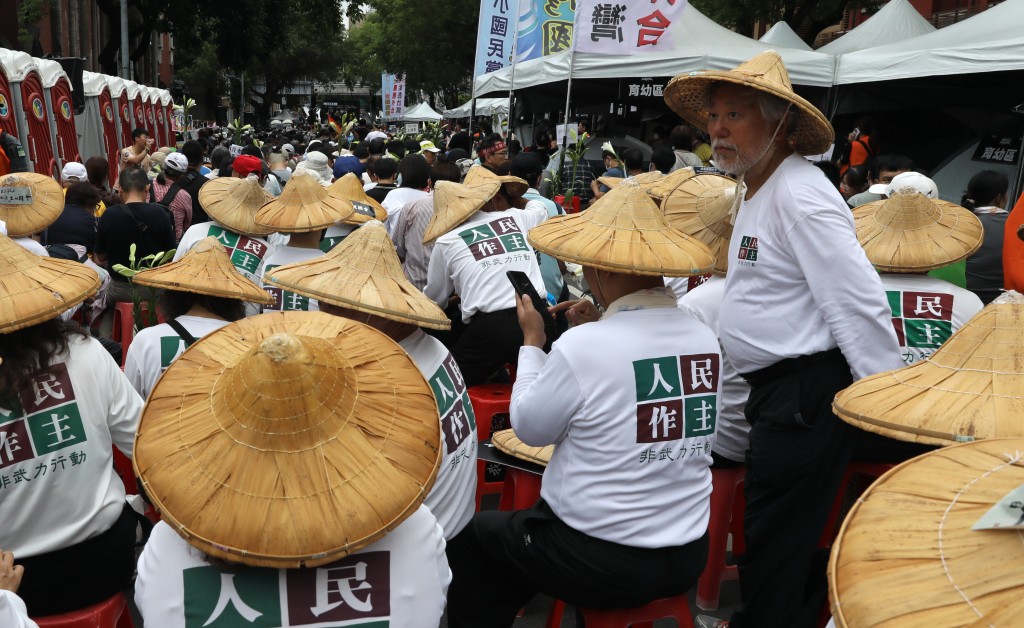 台灣民眾24日包圍立法院，就改革法案審議施壓。 中新社