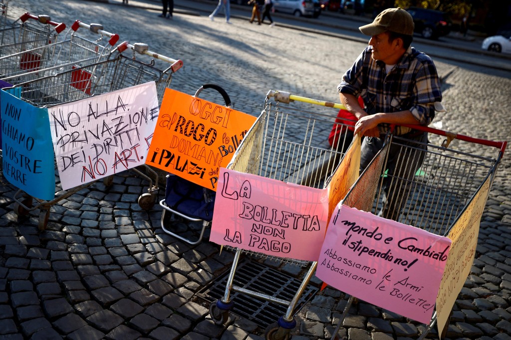 意大利首都罗马去年10月有民众示威，抗议能源价格急升。路透社