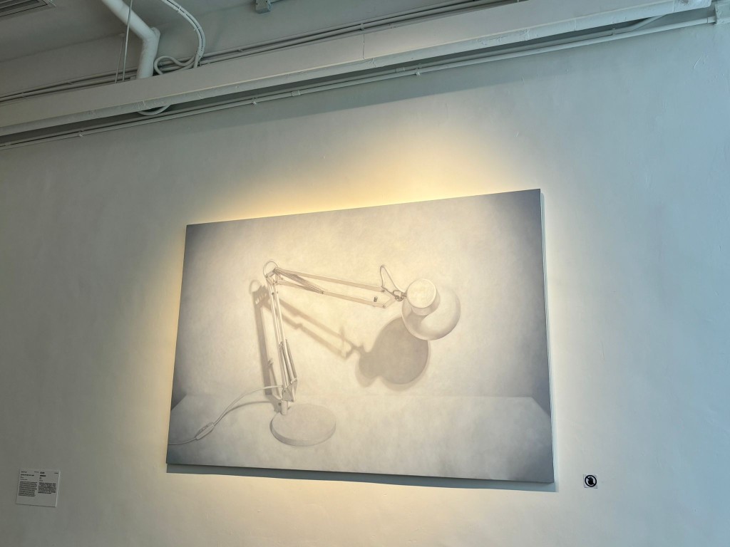 展览中展出多件以光影为创作主轴的作品。