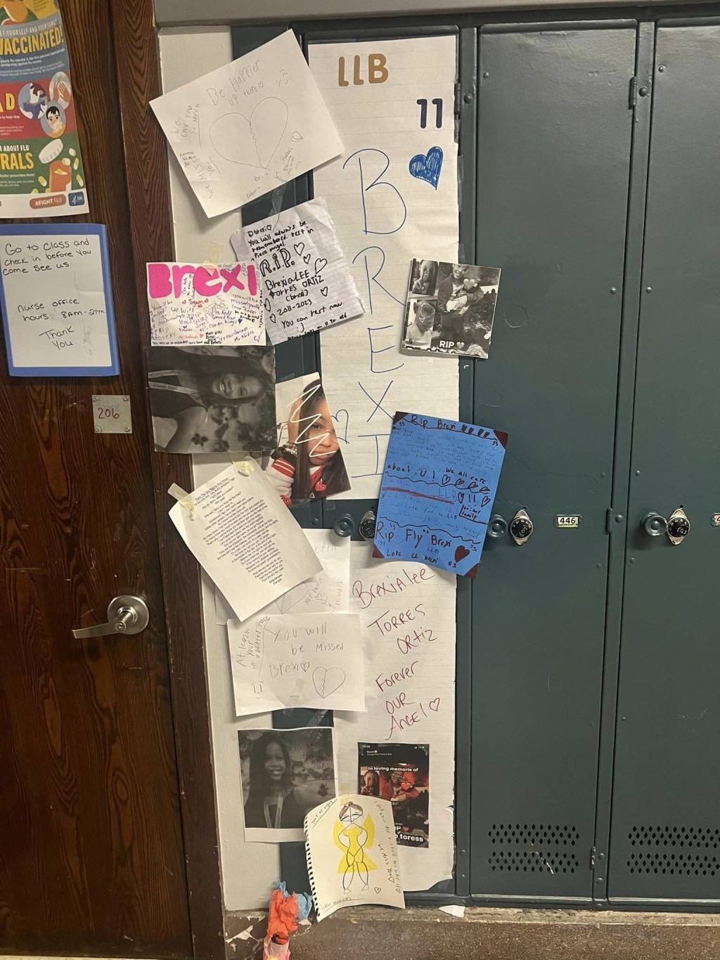 同學在她的櫃子上貼滿哀悼與祝福的文字。