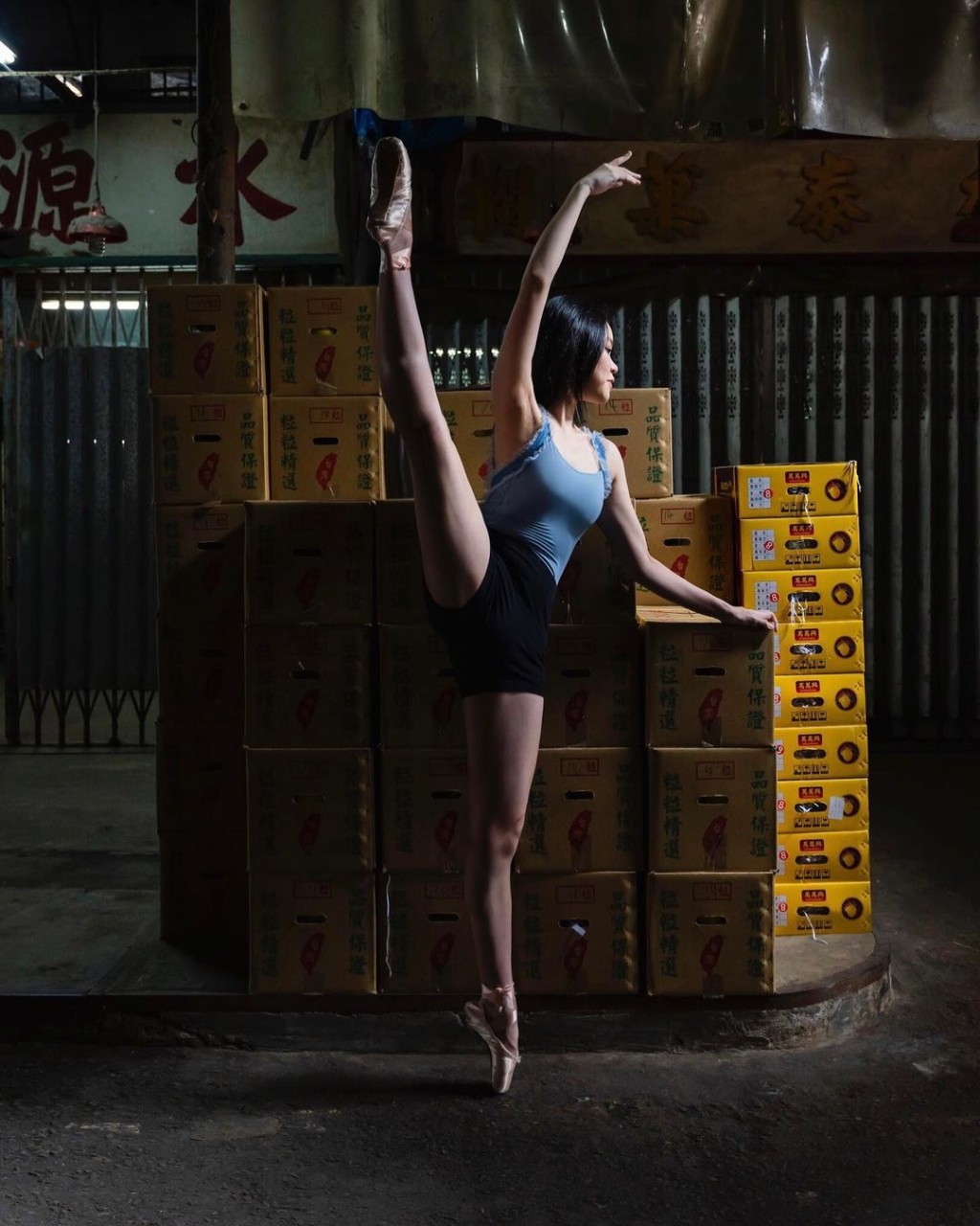 刘秀盈试过去果栏摆芭蕾舞甫士拍硬照。