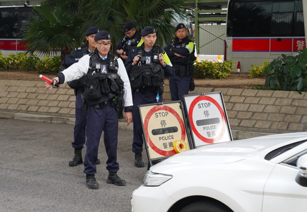 警員截查進入法院的車輛。葉偉豪攝