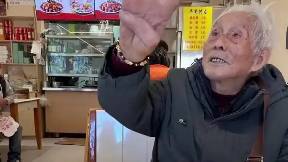 96歲老人獨遊西藏。 微博