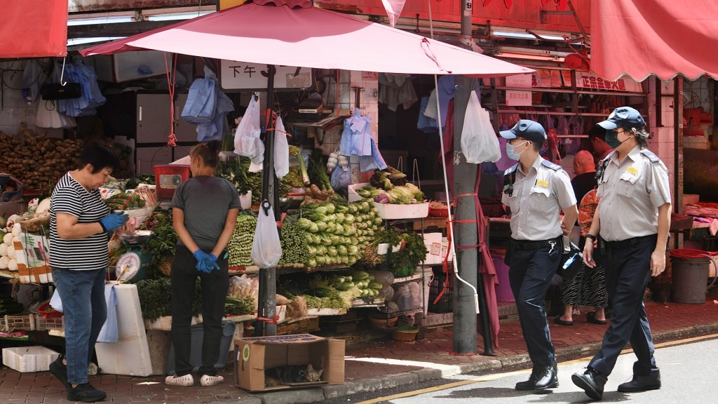 今日起食環署人員獲賦權可獨立處理店舖阻街問題。陳浩元攝