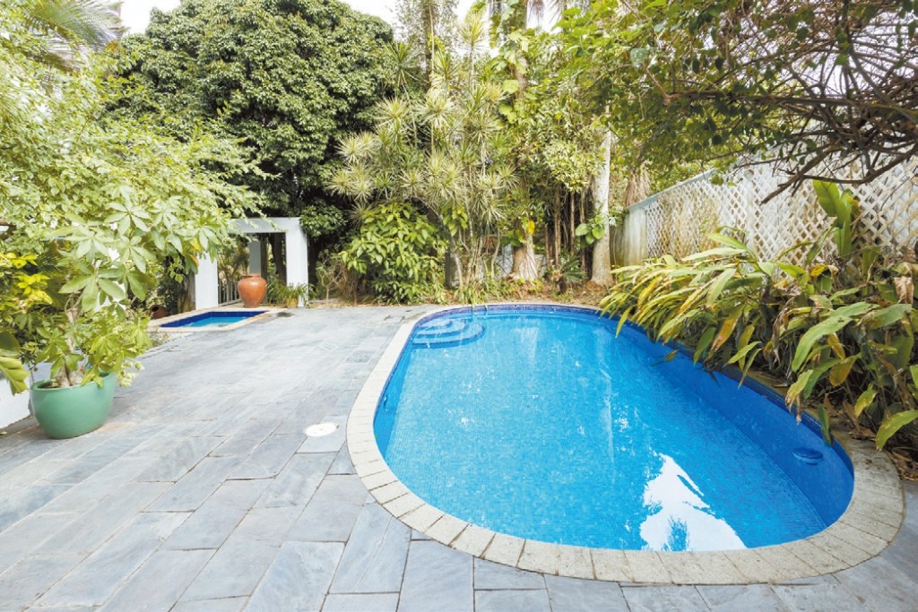 单位连花园及私人泳池，拥有舒适惬意的生活空间。