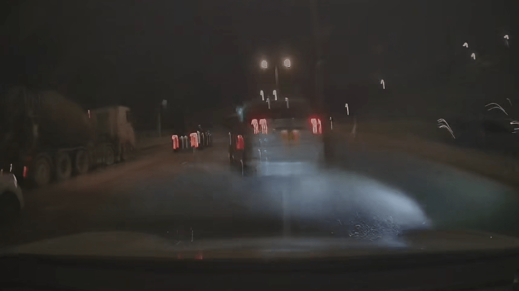 七人車在撞擊後並未停下，反而失控衝向右邊石壆。