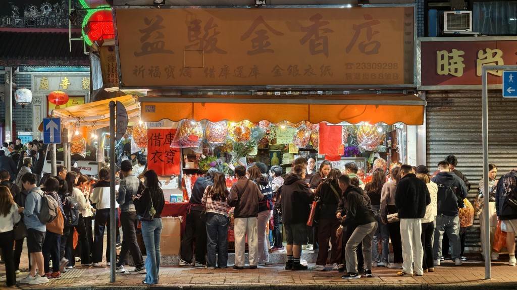 善信到香燭舖購買衣寶線香等。