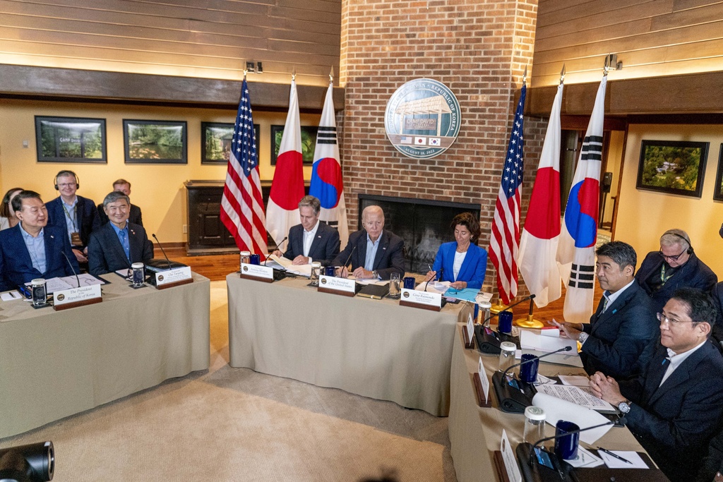 美日韩首脑在大卫营举行峰会。美联社