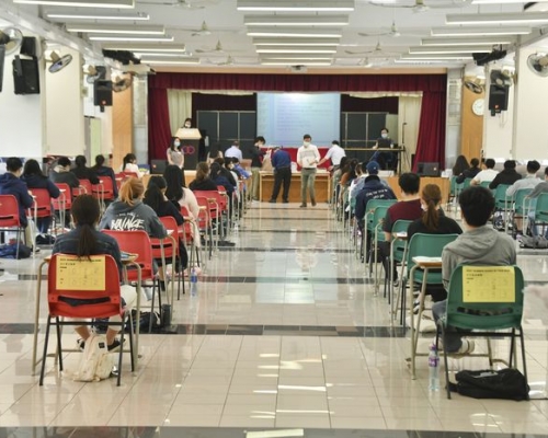 通識教育科的公開考試分為卷一的「資料回應題」，以及卷二的「延伸回應題」，前者主要運用題目提供的資料答題，後者重視考生從多角度思考和深入闡釋的能力，並引用相關例子佐證。