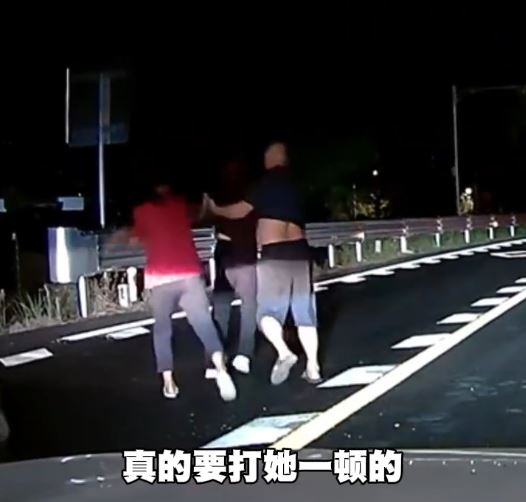 浙江女子心情不好走出馬路攔車，被母親一巴掌打飛眼鏡拉回。抖音＠李戴桃疆