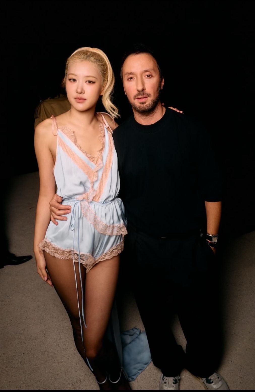 Rosé還名牌藝術總監Anthony Vaccarello的合照。