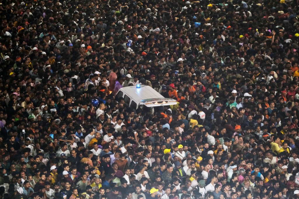 當時民眾正在進行慶祝活動,為給一輛救護車讓路,現場發生大規模推擠。美聯社 當時民眾正在進行慶祝活動,為給一輛救護車讓路,現場發生大規模推擠。美聯社