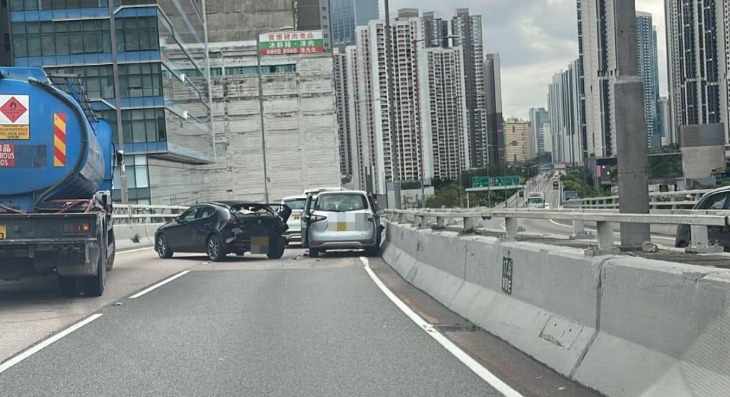 荃灣路發生四車串燒意外。fb：車cam L（香港群組）