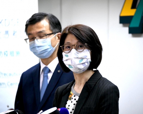 考評局學校考試及評核部總經理許婉清(右)