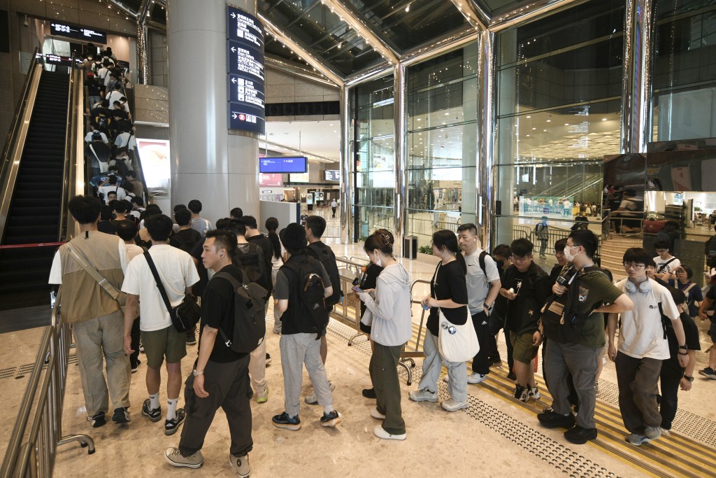 動漫展無開幕已大排長龍。陳浩元攝