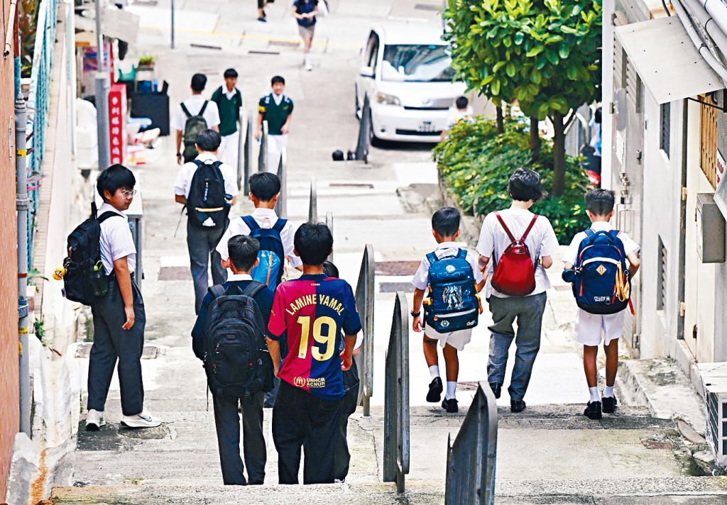 教育局推算適齡中一新生持續下跌，到2034年不僅跌穿4萬大關，人數更低於適齡小一新生。