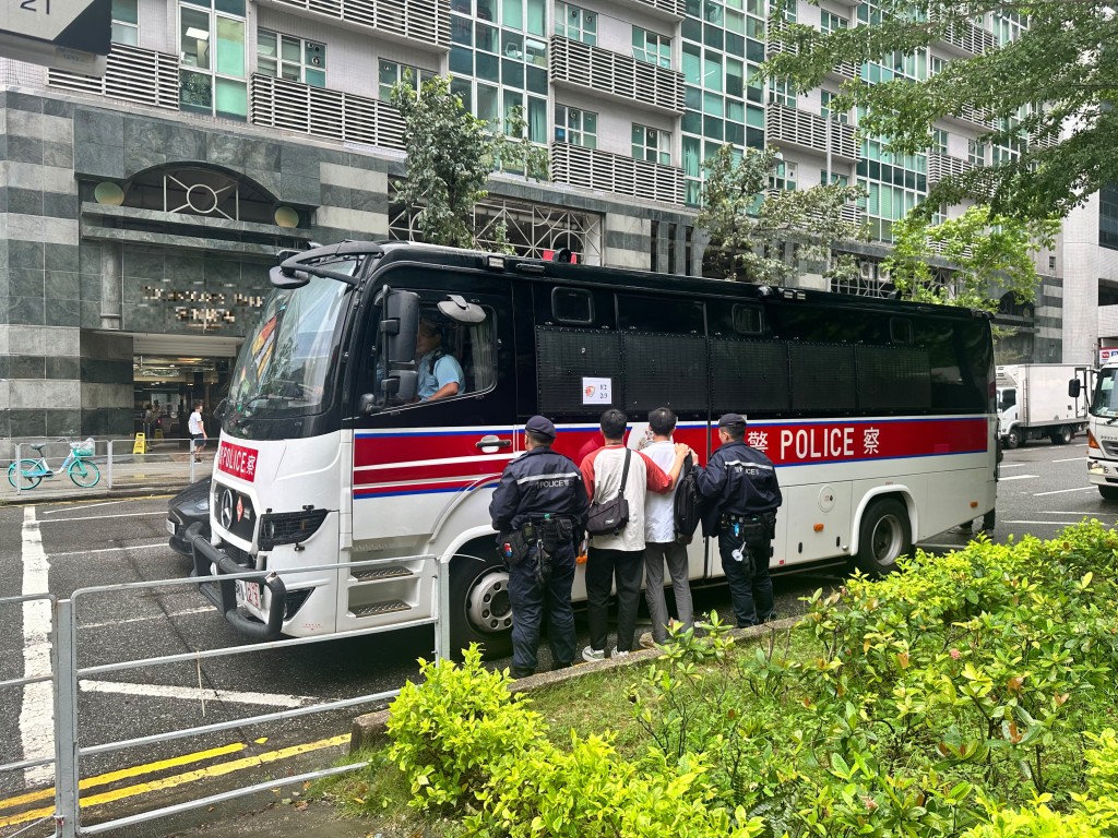 人員拘捕5名本地男子、12名內地男子、一名本地女子，以及17名內地女子，年齡介乎26至64歲。警方提供