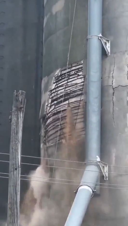 美国失去中国市场后，大豆滞销逼爆谷仓。X@Watseka Fire Department