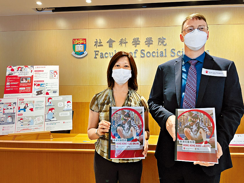 司徒恩(左)建議,家長遇到子女求助,不應批判責罵,而是鼓勵他說出經歷,尋求專業人士協助。